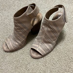 Gianni Bini heel/sandal in a size 8.5, beige/tan color